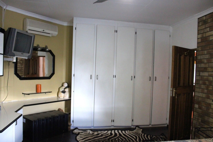 6 Bedroom Property for Sale in Van Der Hoff Park North West
